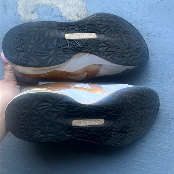 Very worn sneakers - Picture 3 of 4